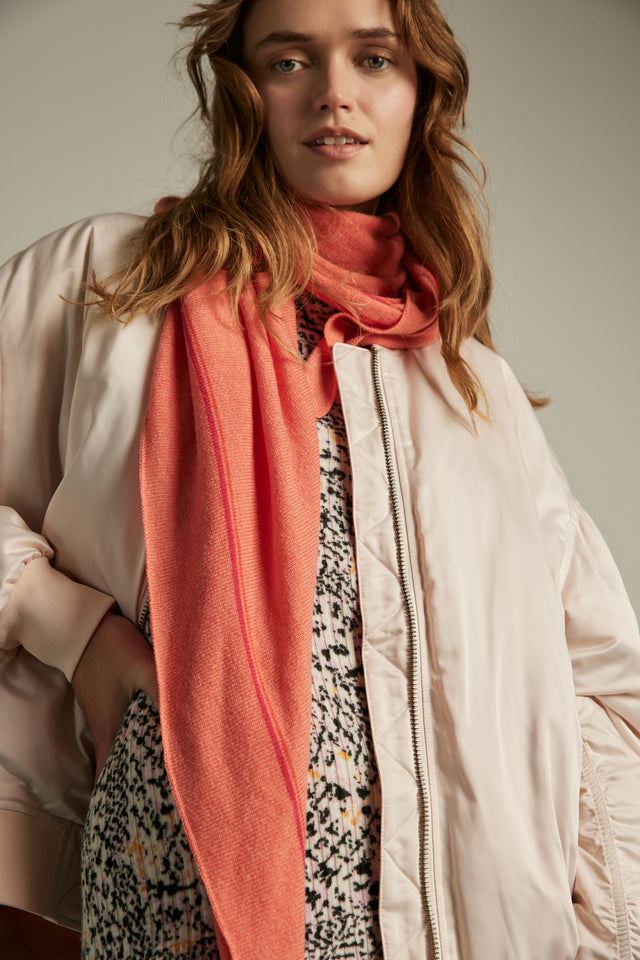 Triangle Solid M papaya - This ultra-soft, versatile cashmere scarf features a subtle logo. In... - 1/3