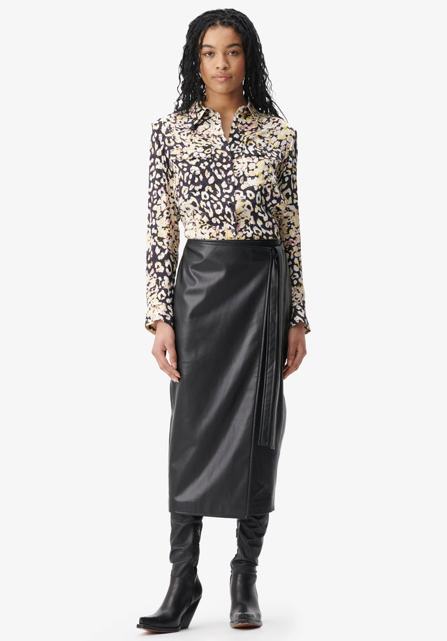 Blouse Bemar floral leo - A classic shirt blouse silhouette is given a new look...
