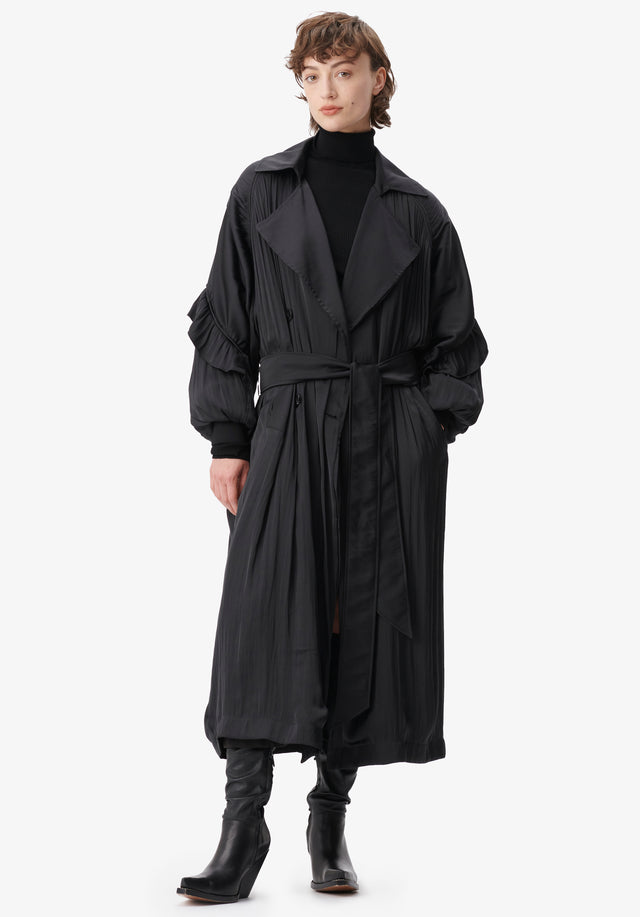 Coat Olaya black - Ein Trenchcoat aus schwarzem Satin mit Volants an den Ärmeln... - 4/7