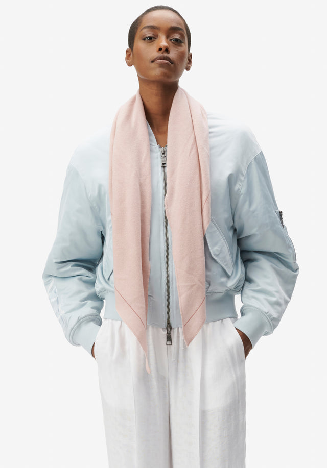 Triangle Solid M rose - An ultra-soft cashmere scarf with a subtle logo. The solid...
