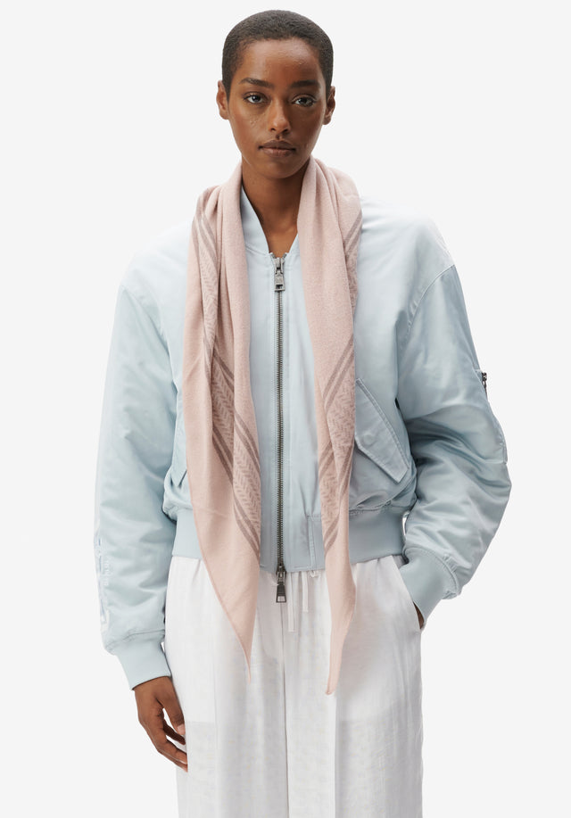 Triangle Heritage Double rose flip - For Spring/Summer 23, the luxuriously soft, triangle-shaped cashmere scarf features... - 1/7