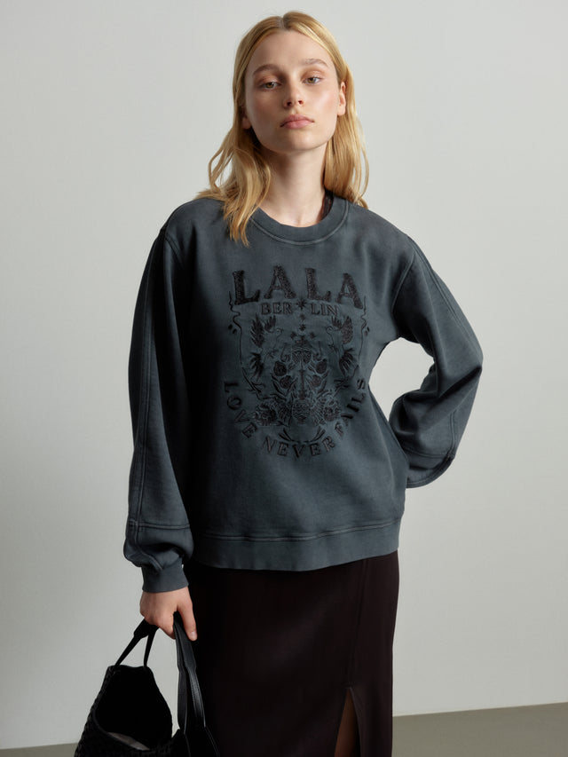 Sweatshirt Ipali love never fails black - Introducing the Sweatshirt Ipali: a cozy essential elevated with a...
