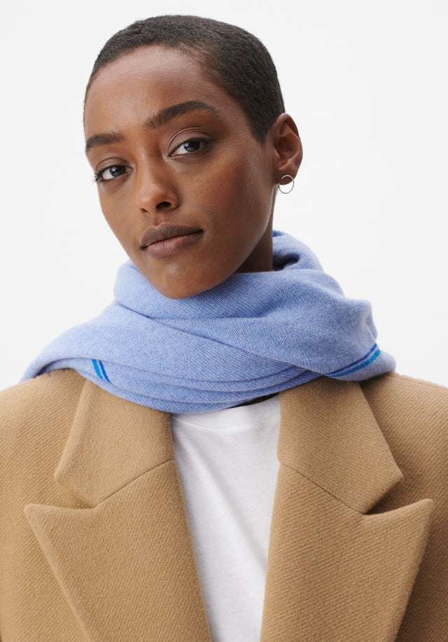 Triangle Solid blue jewel shades - The ultra-soft, versatile cashmere scarf comes with a subtle logo.... - 2/4