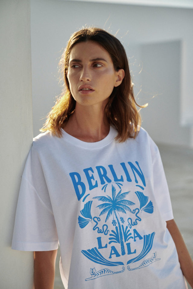 T-Shirt Celia lala palm white - Celia ist ein T-Shirt im Boyfriend-Schnitt mit unserem saisonalen Lala-Palme-Logo... - 1/2