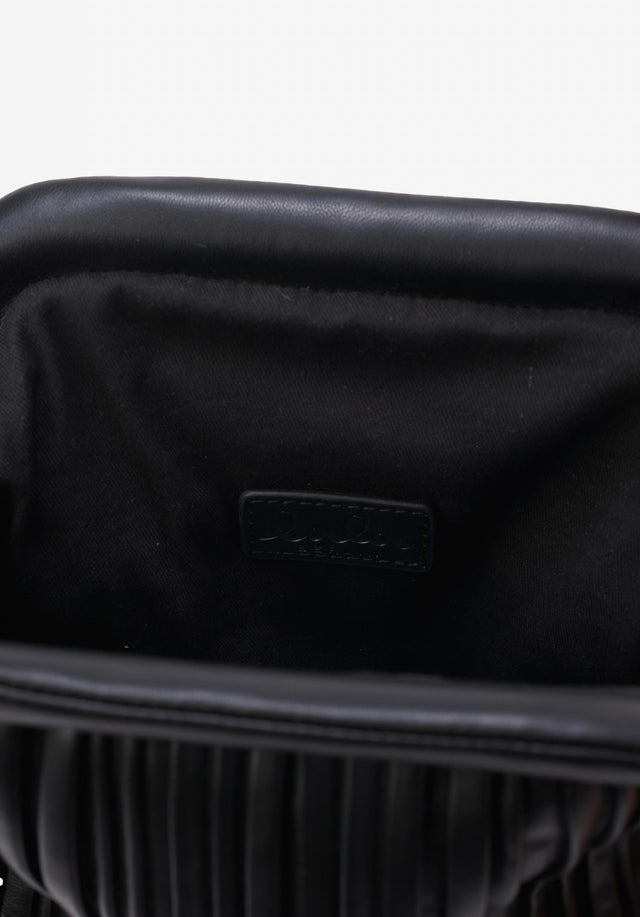Crossbody Clutch Maude plisse black - Diese Crossbody-Tasche ist mit zarten Falten versehen, die an eine... - 3/3