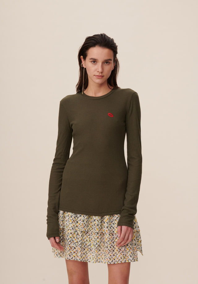 Longsleeve Wasim Olive - A fitted longsleeve in olive green with a red kiss... - 1/4