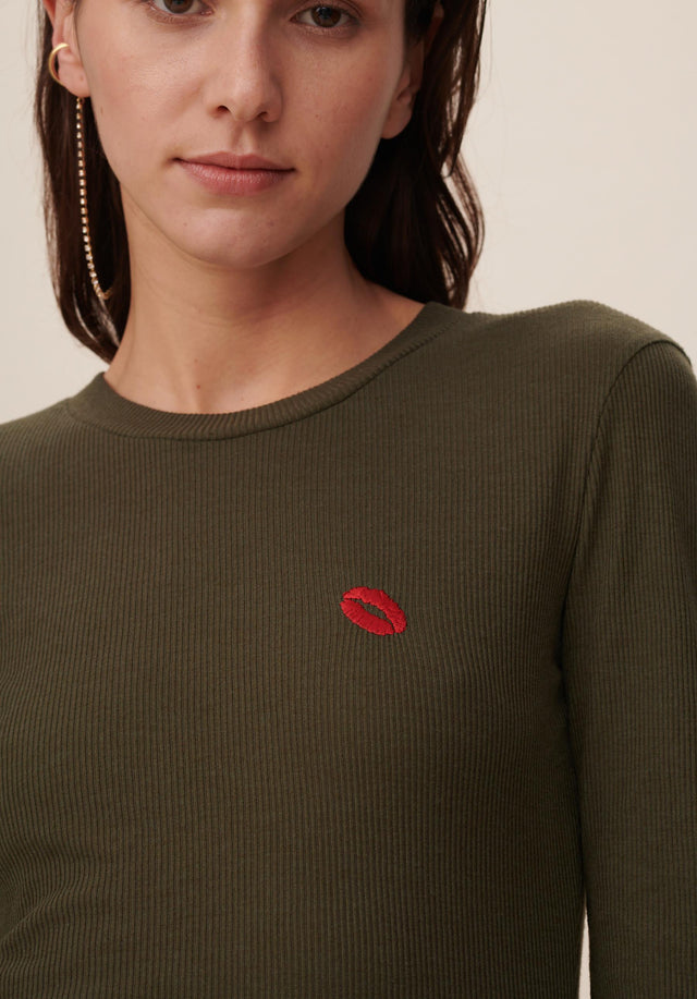 Longsleeve Wasim Olive - A fitted longsleeve in olive green with a red kiss... - 3/4