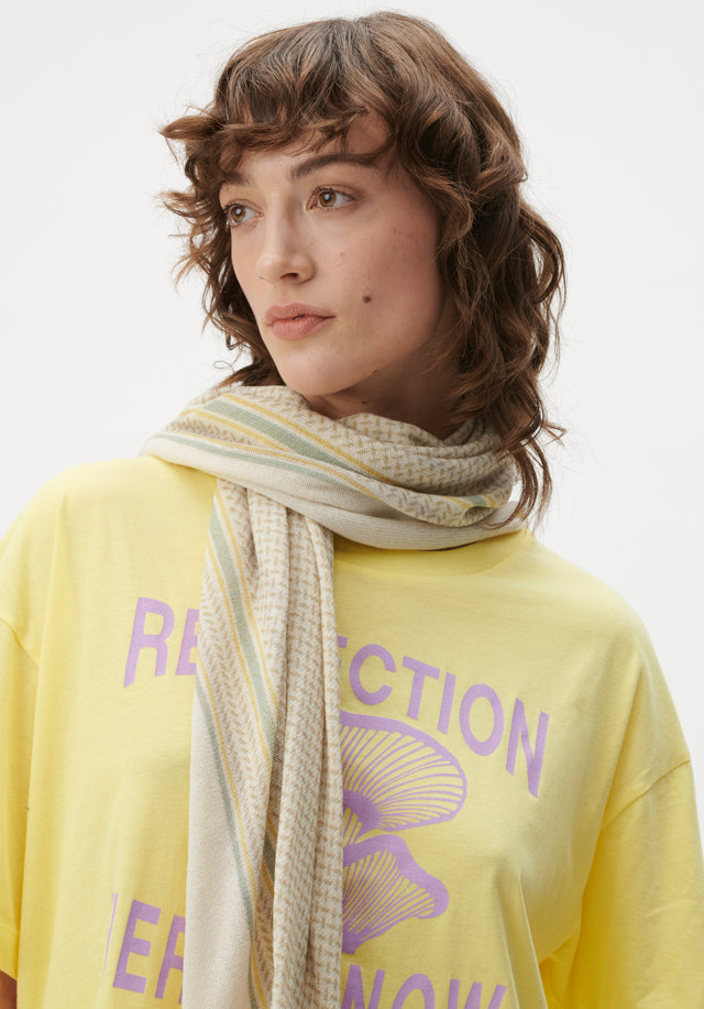 Triangle Heritage Double egret flip - For Spring/Summer 23, the luxuriously soft, triangle-shaped cashmere scarf features... - 3/7