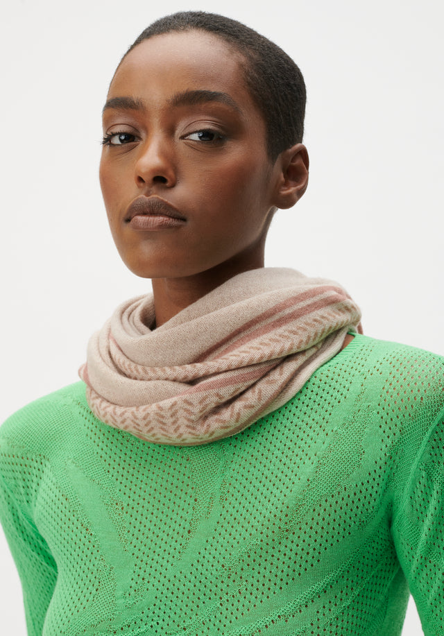 Triangle Heritage Double sand flip - For Spring/Summer 23, the luxuriously soft, triangle-shaped cashmere scarf features... - 3/7