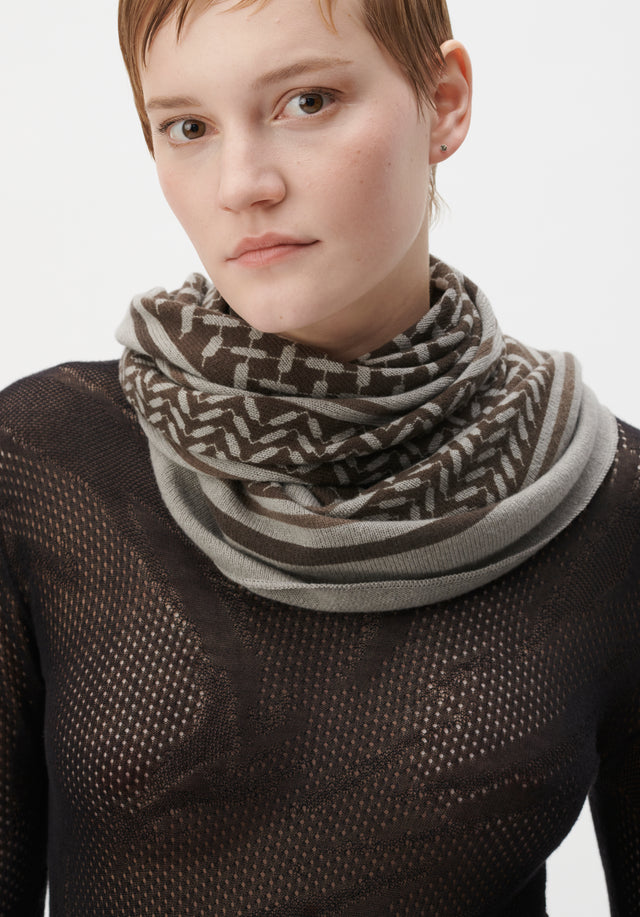 Triangle Trinity Neo M stone neo - An ultra-soft, triangle-shaped cashmere scarf with our vibrant Neo print... - 3/4