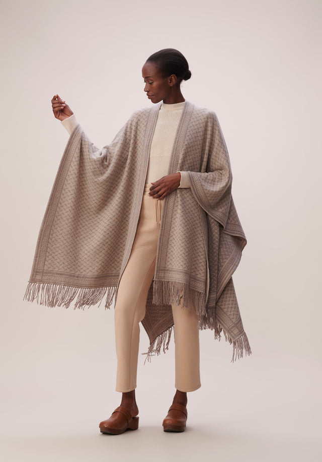 Poncho Trinity Classic Stradivari Dune - A luxurious cashmere poncho with a jaquard pattern in a...
