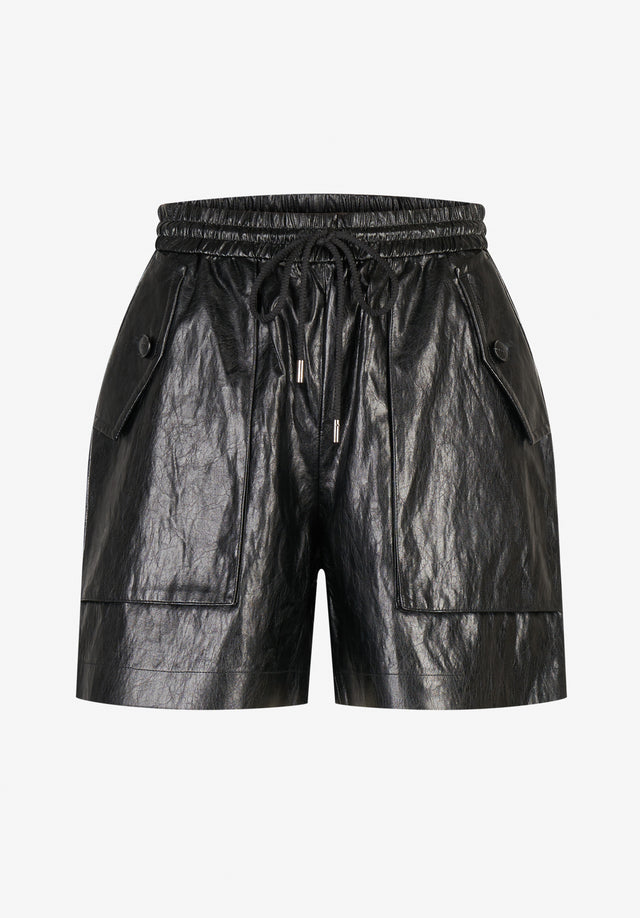 Pants Prani black - Sportlich und sexy. Die schwarzen, glänzenden Paperbag-Shorts sind aus veganem...
