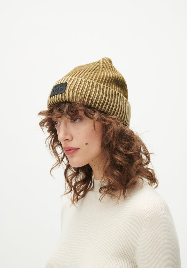 Cap Lines dusty olive - Featuring a rib-knit structure and soft wool blend, this cozy... - 1/4